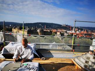 Pfarrer Jürgen Reichel beim Beschriften einer Tafel