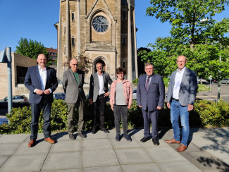  Bundestagsabgeordneten Bernd Rützel, Kirchenpfleger Eberhard Grötsch, Pfarrer Jürgen Reichel, Freya Altenhöner, Vorsitzende der Würzburg SPD,  Volkmar Halbleib  und der Fraktionsvorsitzende der SPD im Würzburger Stadtrat Alexander Kolbow