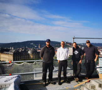 Mitarbeiter der Dachdeckerfirma Thilo Hammer und Pfarrer Jürgen Reichel (2.v.l.)..