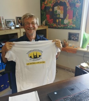 Pfarrer Jürgen Reichel mit den T-Shirts zum "Sturmlauf den Turm rauf"