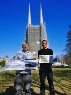 Henning Albrecht und Pfarrer Jürgen Reichel (v.l.) bei der Spendenübergabe