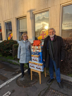 Im Bild: Gerlinde und Franz Wohlfahrt von der St. Johannisgemeinde bringen Lebensmittelspenden zur Würzburger Bahnhofsmission.